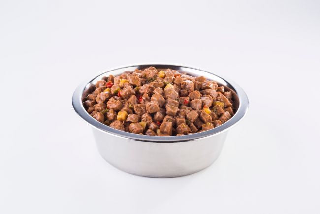 Conserva Naturo Adult cu Carne de Pui, Fructe si Legume in Sos cu Ierburi Aromatice 390g